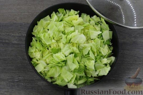 Тушёная капуста со шпинатом и яйцами