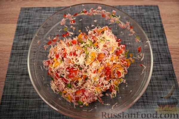 Польский горячий бутерброд с грибами, ветчиной и кукурузой
