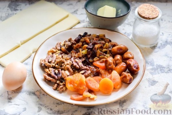 Рулетики из слоёного теста, с сухофруктами и орехами