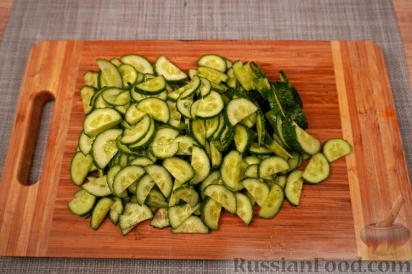 Салат из огурцов с орехами, чесноком и сметаной