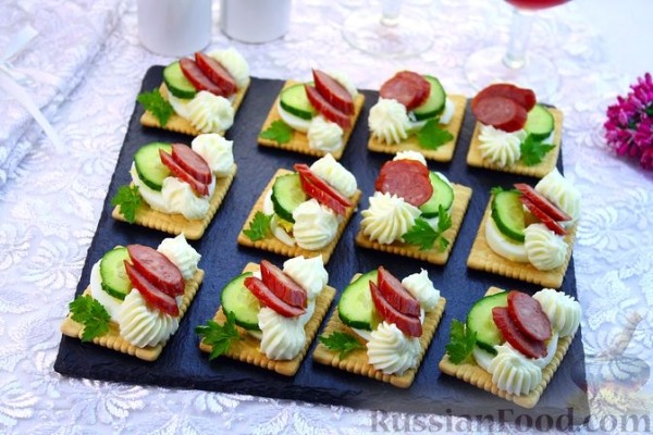 Канапе с огурцами, яйцами и колбасой