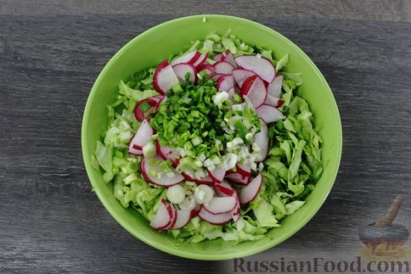 Салат из капусты с редиской и яблоками
