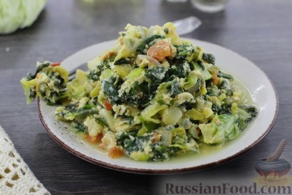 Тушёная капуста со шпинатом и яйцами