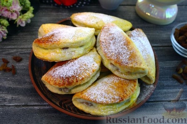 Сочники с творогом и изюмом