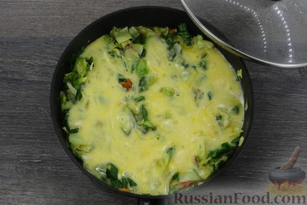 Тушёная капуста со шпинатом и яйцами