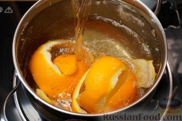 Глинтвейн из белого вина с персиками, апельсинами и лимонами