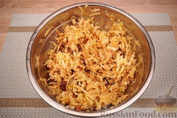 Штрудель с яблоками, изюмом и орехами