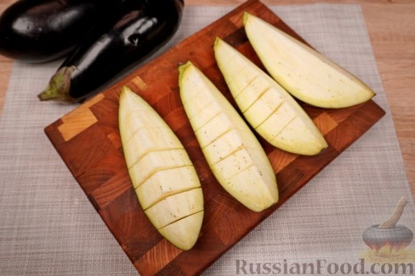Запечённые баклажаны с помидорами и сыром