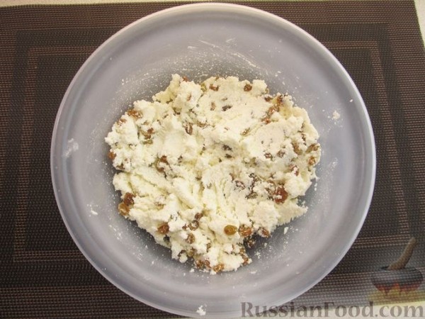 Сочники с творогом и изюмом