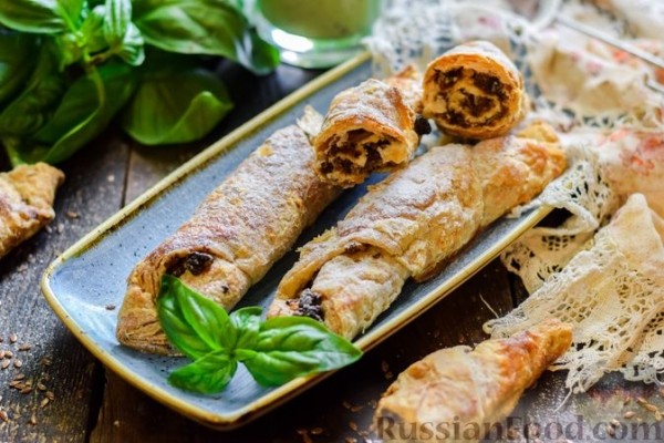 Рулетики из слоёного теста, с сухофруктами и орехами