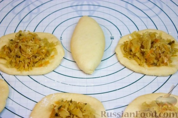 Пирожки с квашеной капустой (в духовке)