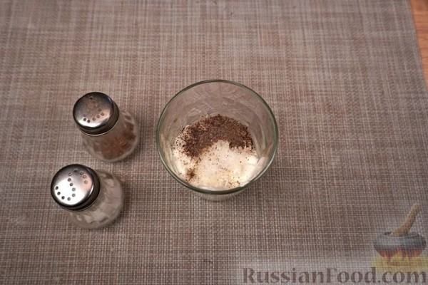 Салат из огурцов с орехами, чесноком и сметаной
