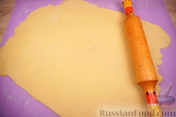 Штрудель с яблоками, изюмом и орехами