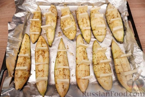 Запечённые баклажаны с помидорами и сыром