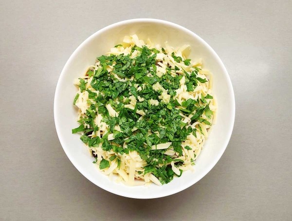 Салат с фасолью, сыром и болгарским перцем