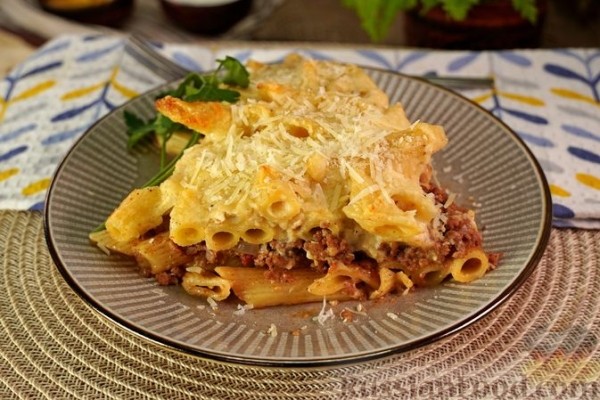 Пастицио (запеканка из макарон с фаршем и сыром, под соусом бешамель)