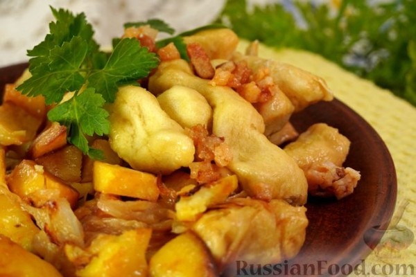 Жареный картофель с луком и нудлями