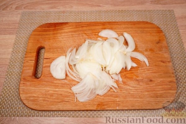 Жареный картофель с луком и нудлями
