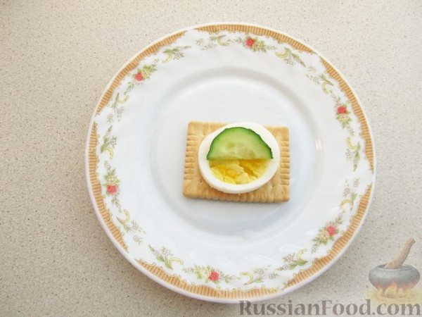 Канапе с огурцами, яйцами и колбасой
