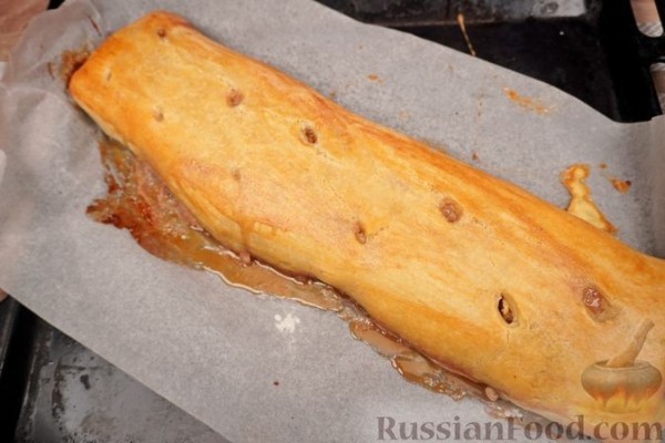 Штрудель с яблоками, изюмом и орехами