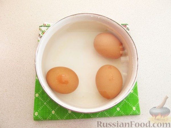 Канапе с огурцами, яйцами и колбасой