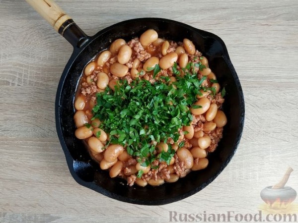 Фасоль в томатном соусе, тушенная с фаршем (на сковороде)