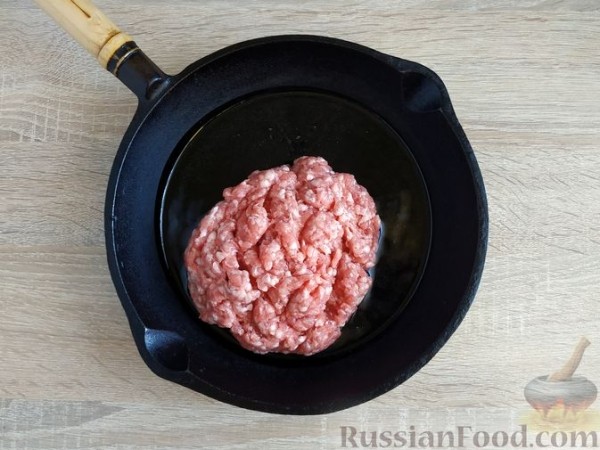 Фасоль в томатном соусе, тушенная с фаршем (на сковороде)