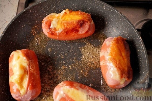 Сосиски, фаршированные сыром, жаренные на сковороде
