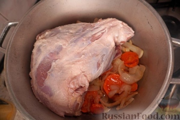 Свиная рулька, тушенная в вине, с медовой глазурью