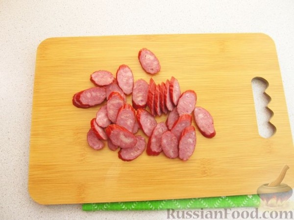 Канапе с огурцами, яйцами и колбасой