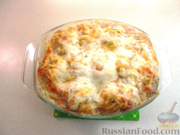 Котлеты, запечённые с картофелем в молочном соусе, с сыром