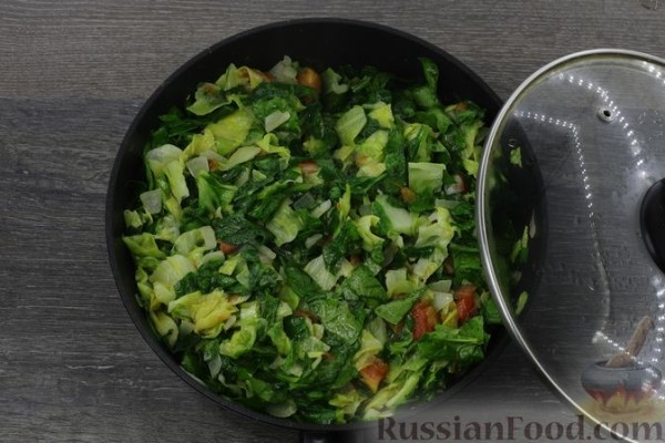 Тушёная капуста со шпинатом и яйцами