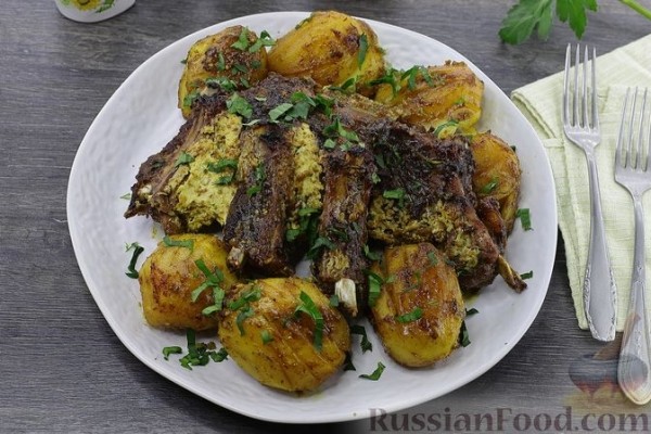 Свиная корейка, запечённая с картофелем