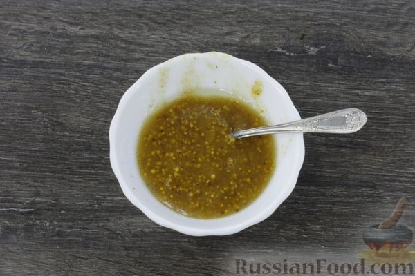 Салат из капусты с редиской и яблоками