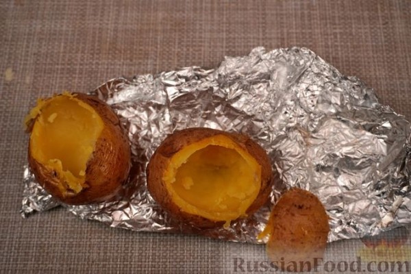Запечённый картофель, фаршированный ветчиной и сыром