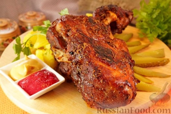 Свиная рулька, тушенная в вине, с медовой глазурью