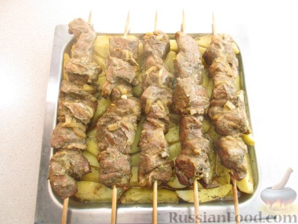 Шашлык из свиной шеи в духовке (с картофелем)