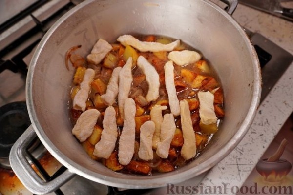 Жареный картофель с луком и нудлями