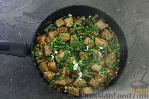 Свинина со стручковой фасолью, зелёным горошком и соевым соусом