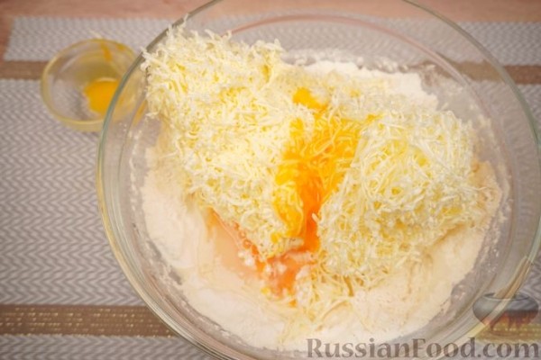 Штрудель с яблоками, изюмом и орехами