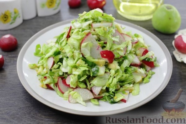 Салат из капусты с редиской и яблоками