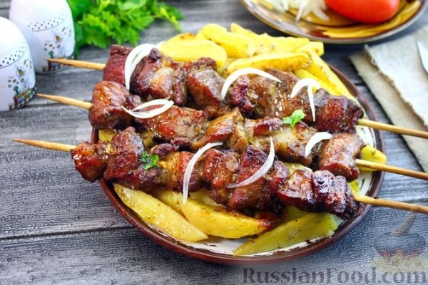 Шашлык из свиной шеи в духовке (с картофелем)