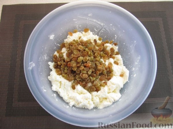 Сочники с творогом и изюмом
