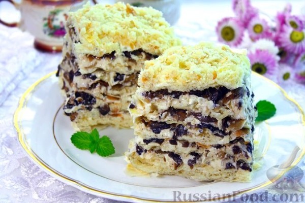 Закусочный торт "Наполеон" со сливочным сыром и грибами