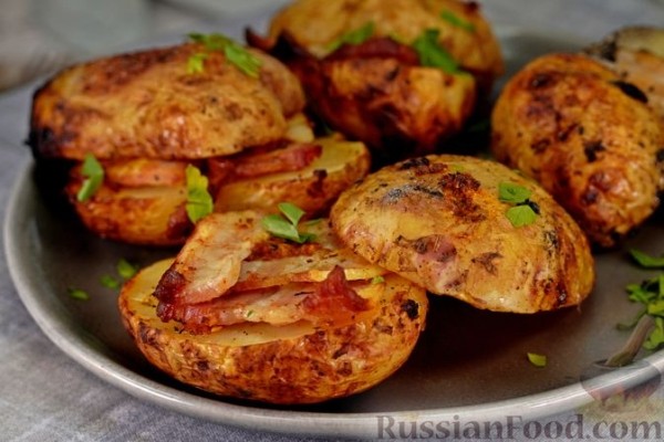 Картошка с копчёным беконом в фольге (на углях)