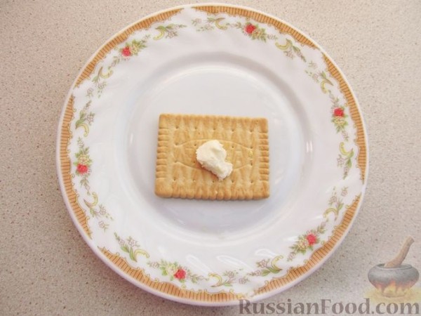Канапе с огурцами, яйцами и колбасой