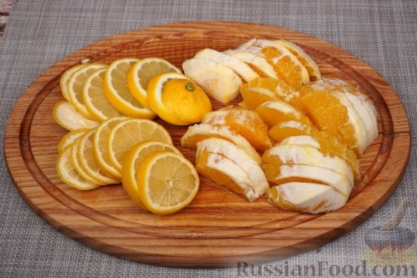 Глинтвейн из белого вина с персиками, апельсинами и лимонами