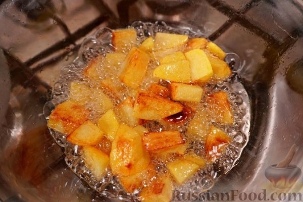 Жареный картофель с луком и нудлями