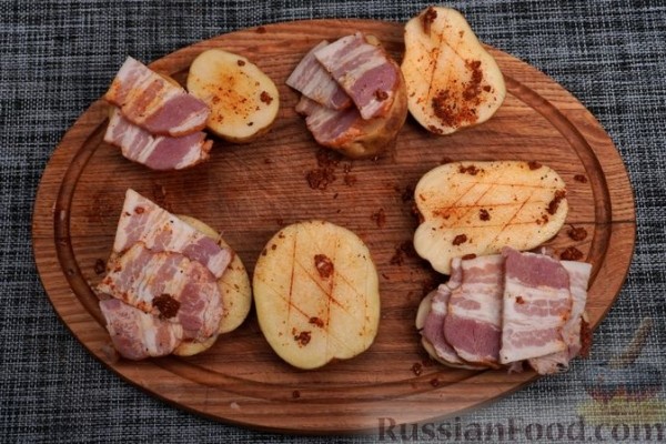 Картошка с копчёным беконом в фольге (на углях)