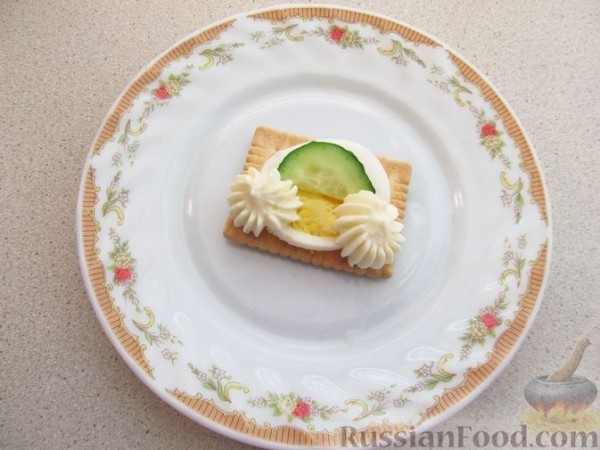 Канапе с огурцами, яйцами и колбасой